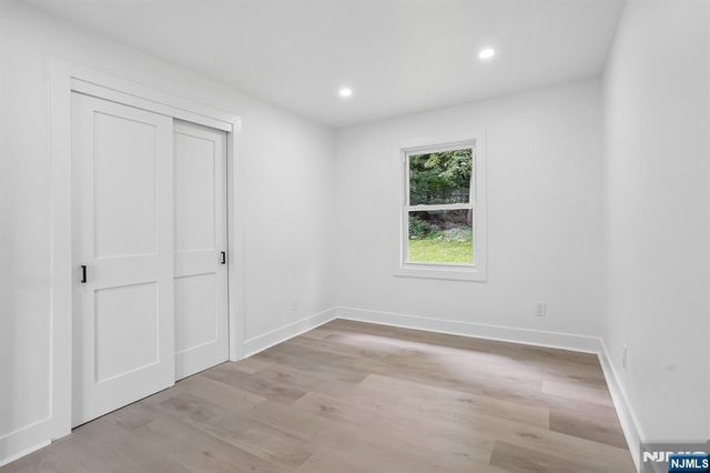 20 Manito Avenue, Oakland, NJ 07436