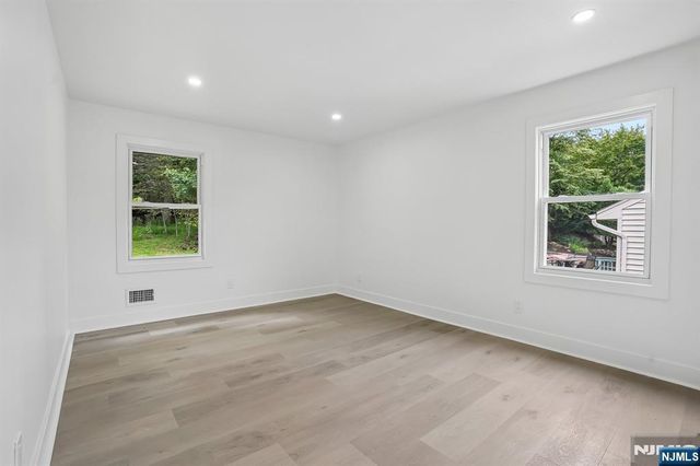 20 Manito Avenue, Oakland, NJ 07436