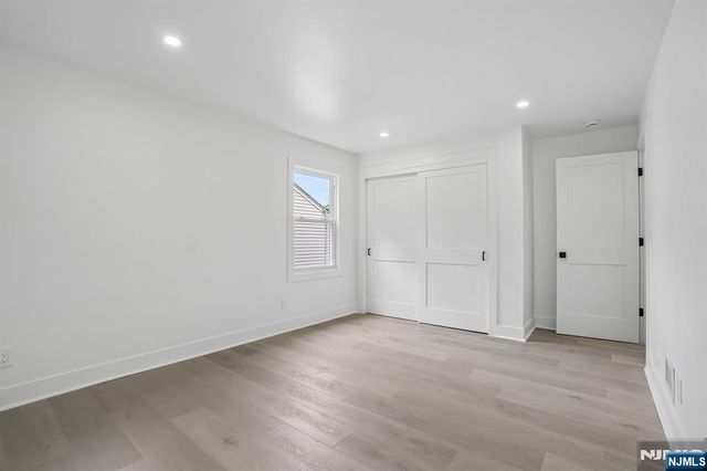 20 Manito Avenue, Oakland, NJ 07436