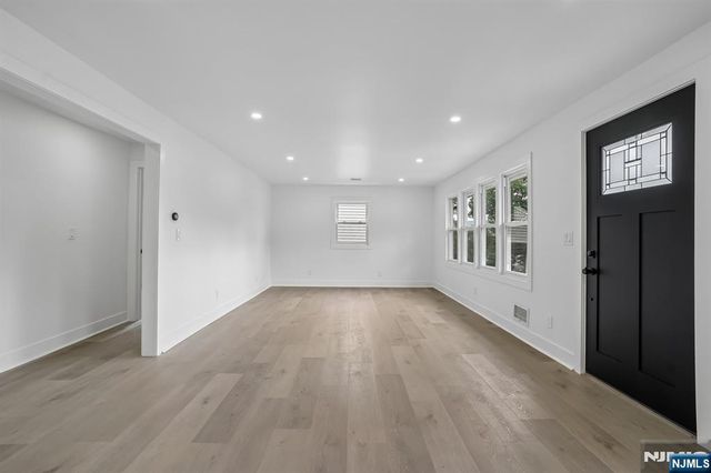 20 Manito Avenue, Oakland, NJ 07436