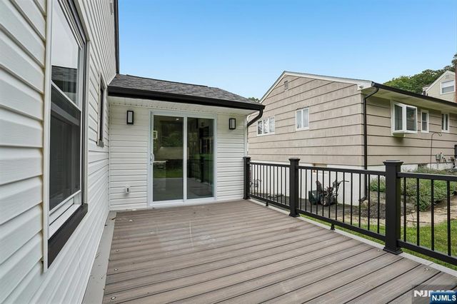 20 Manito Avenue, Oakland, NJ 07436