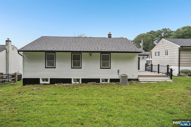 20 Manito Avenue, Oakland, NJ 07436