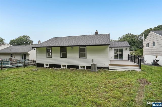 20 Manito Avenue, Oakland, NJ 07436