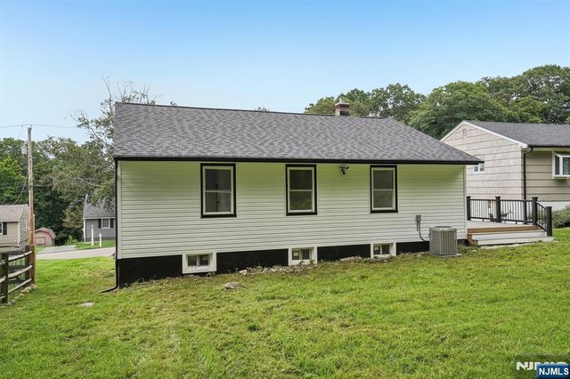 20 Manito Avenue, Oakland, NJ 07436