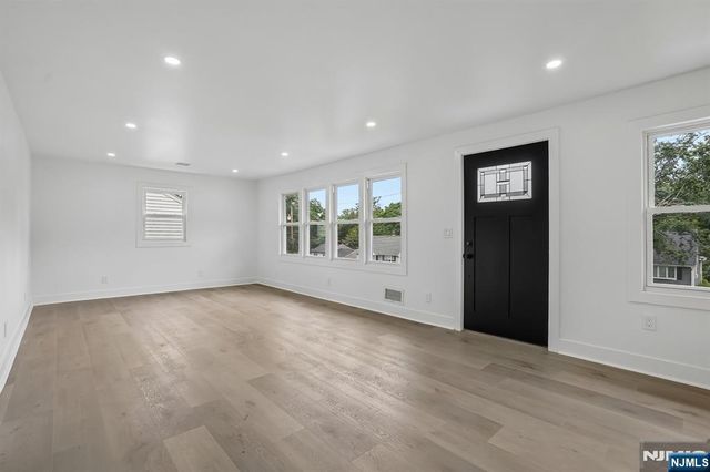 20 Manito Avenue, Oakland, NJ 07436