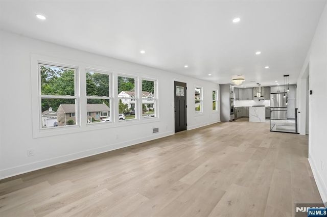 20 Manito Avenue, Oakland, NJ 07436