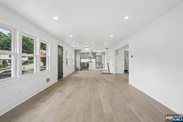 20 Manito Avenue, Oakland, NJ 07436