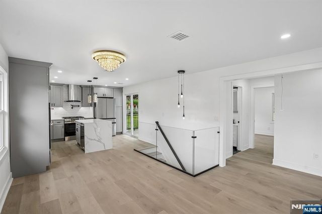 20 Manito Avenue, Oakland, NJ 07436