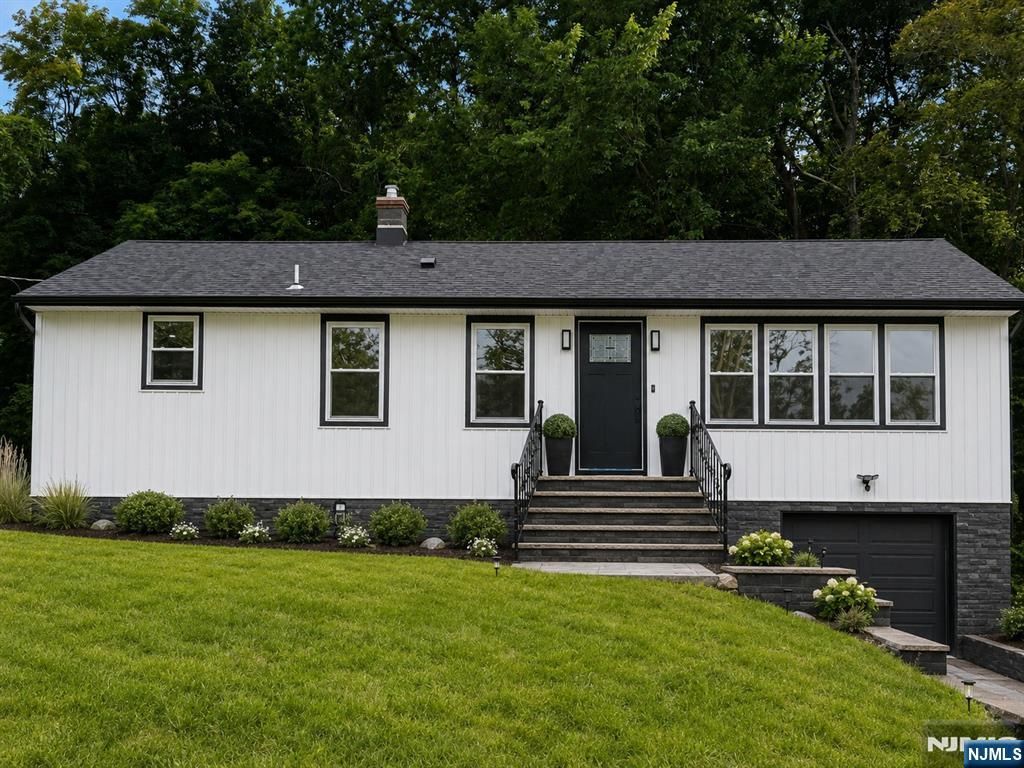 20 Manito Avenue, Oakland, NJ 07436