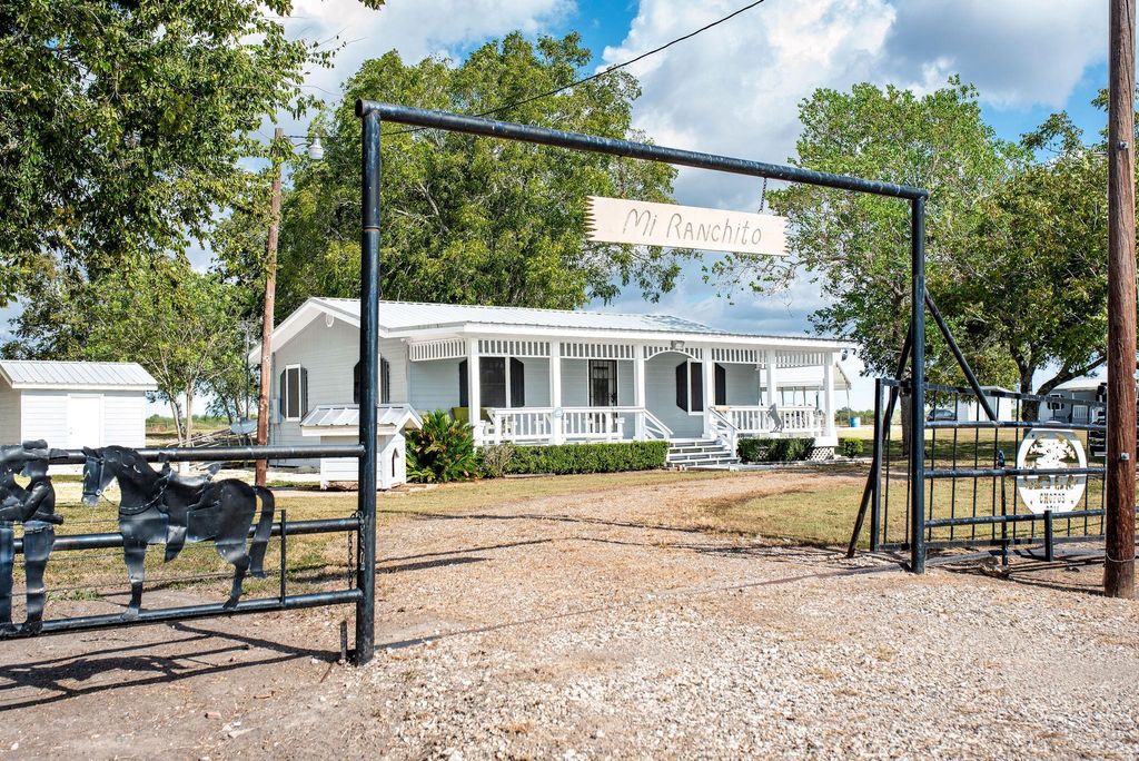 190 Hood Road, Inez, TX 77968