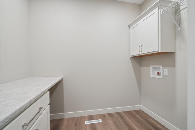 1537 Deerfield Dr, Fairfax, IA 52228
