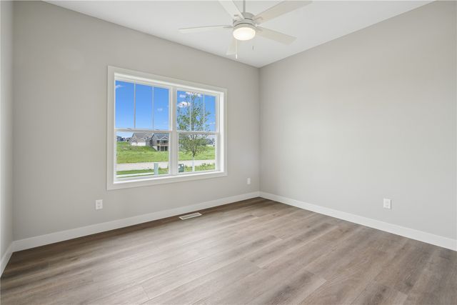 1537 Deerfield Dr, Fairfax, IA 52228