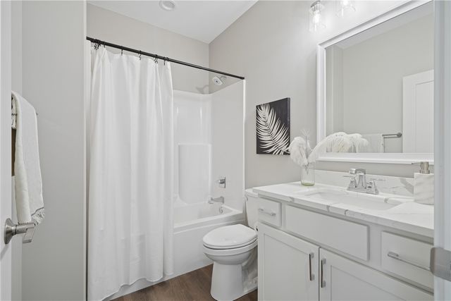 1537 Deerfield Dr, Fairfax, IA 52228