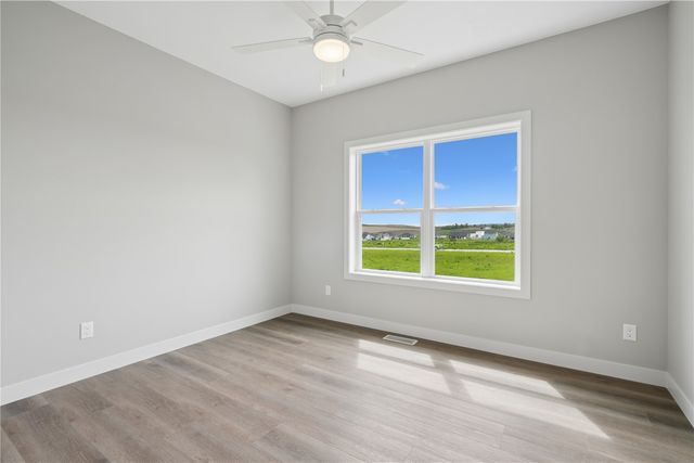 1537 Deerfield Dr, Fairfax, IA 52228