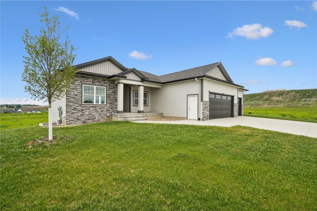 1537 Deerfield Dr, Fairfax, IA 52228