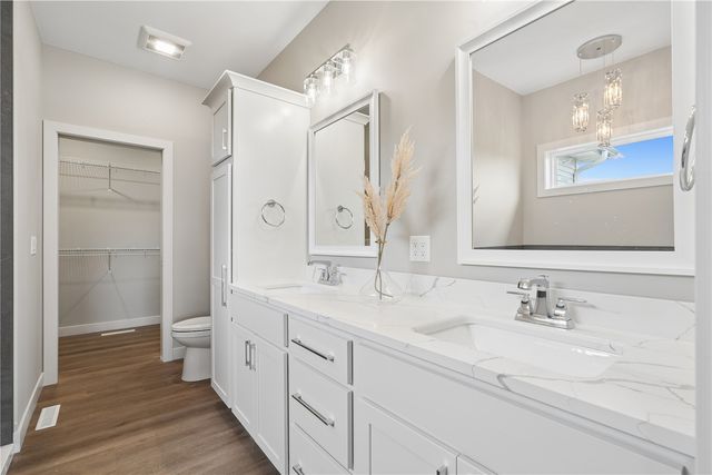 1537 Deerfield Dr, Fairfax, IA 52228