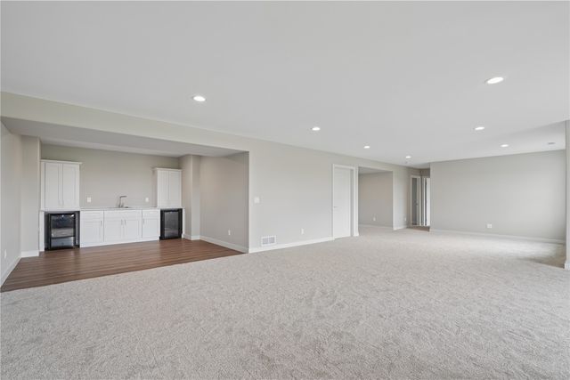 1537 Deerfield Dr, Fairfax, IA 52228