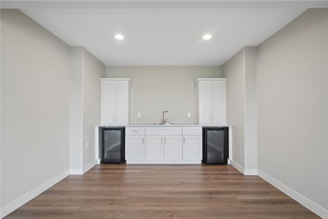1537 Deerfield Dr, Fairfax, IA 52228