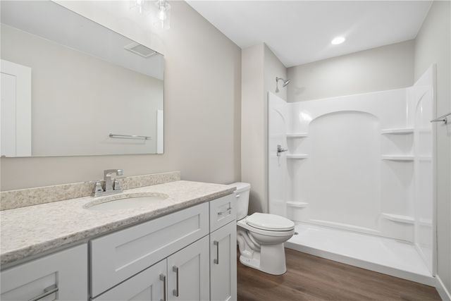 1537 Deerfield Dr, Fairfax, IA 52228
