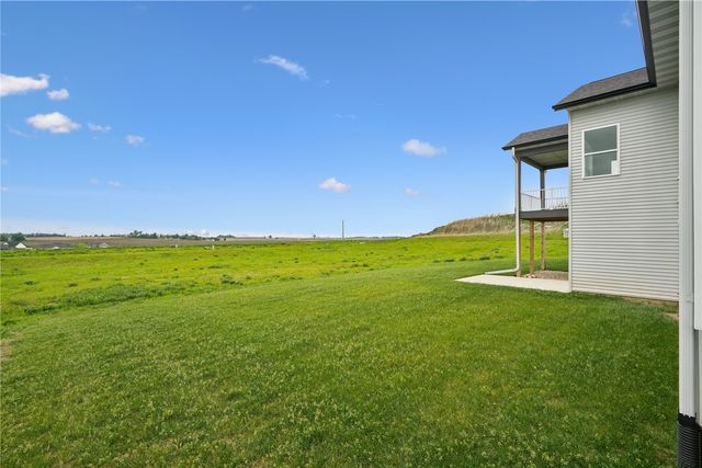 1537 Deerfield Dr, Fairfax, IA 52228
