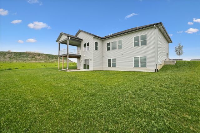 1537 Deerfield Dr, Fairfax, IA 52228