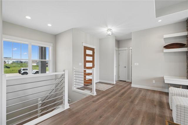 1537 Deerfield Dr, Fairfax, IA 52228