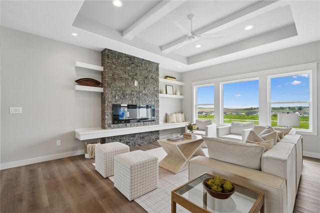 1537 Deerfield Dr, Fairfax, IA 52228