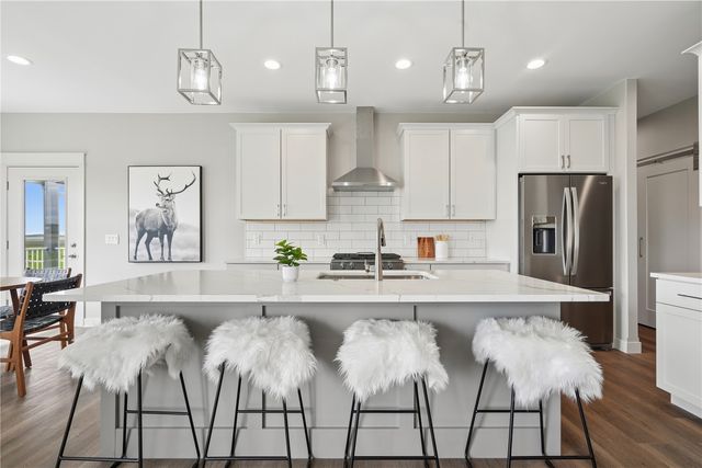 1537 Deerfield Dr, Fairfax, IA 52228