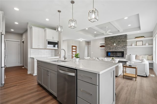 1537 Deerfield Dr, Fairfax, IA 52228