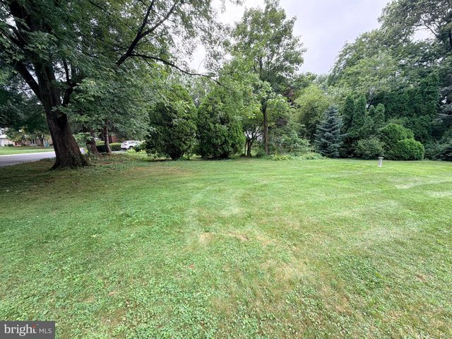 739 LEXINGTON AVE, Hershey, PA 17033