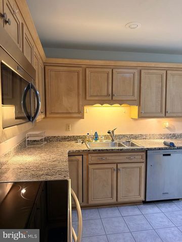 739 LEXINGTON AVE, Hershey, PA 17033