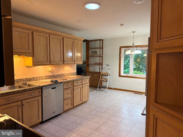 739 LEXINGTON AVE, Hershey, PA 17033