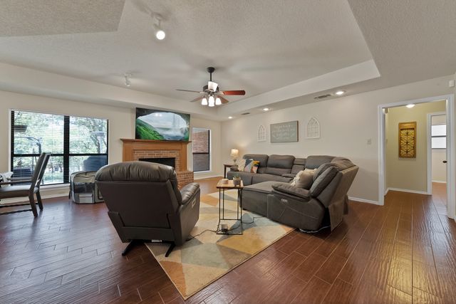 113 Cottonwood Court, Hudson Oaks, TX 76087