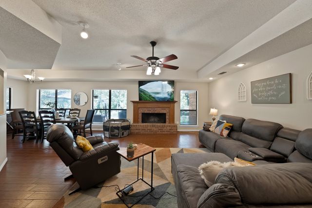 113 Cottonwood Court, Hudson Oaks, TX 76087