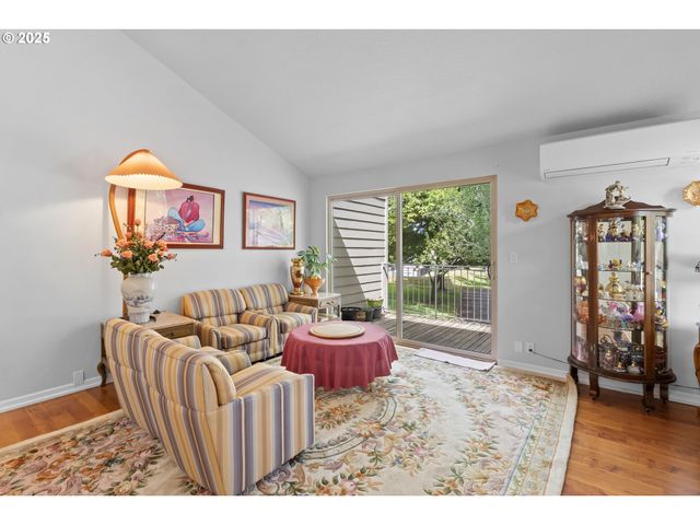 10137 Sw TRAPPER Ter, Beaverton, OR 97008