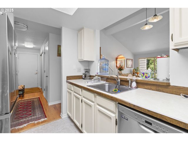 10137 Sw TRAPPER Ter, Beaverton, OR 97008