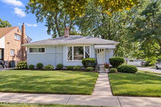 23400 Rensselaer Street, Oak Park, MI 48237