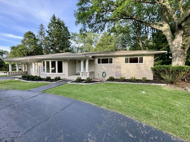 17 Avonwood Boulevard, Rochester Hills, MI 48309