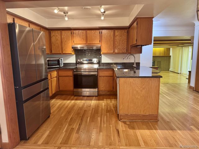 17 Avonwood Boulevard, Rochester Hills, MI 48309