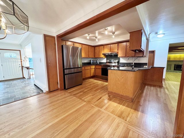 17 Avonwood Boulevard, Rochester Hills, MI 48309