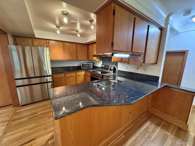 17 Avonwood Boulevard, Rochester Hills, MI 48309