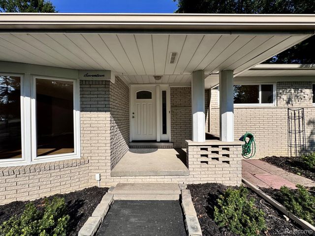 17 Avonwood Boulevard, Rochester Hills, MI 48309