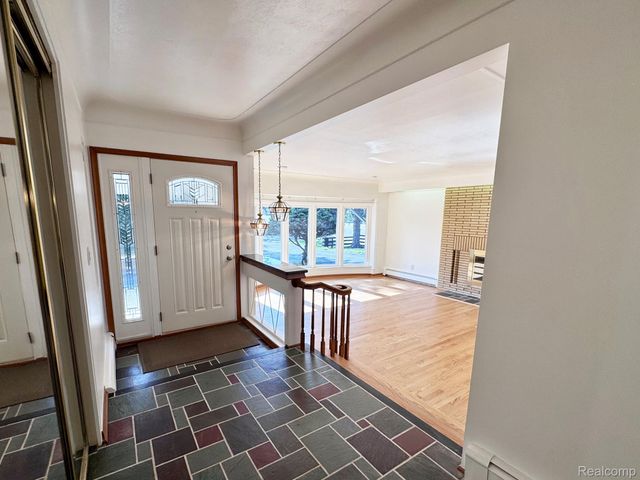 17 Avonwood Boulevard, Rochester Hills, MI 48309