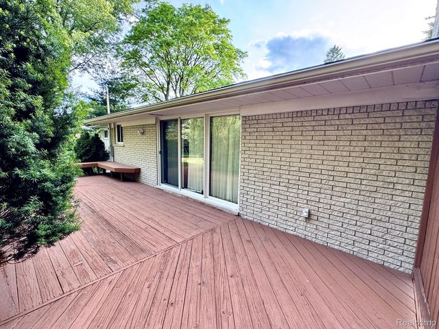17 Avonwood Boulevard, Rochester Hills, MI 48309