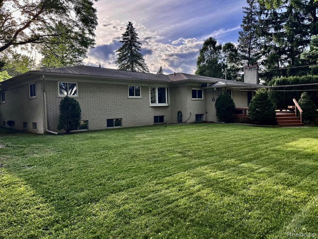17 Avonwood Boulevard, Rochester Hills, MI 48309
