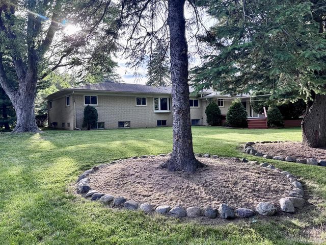 17 Avonwood Boulevard, Rochester Hills, MI 48309