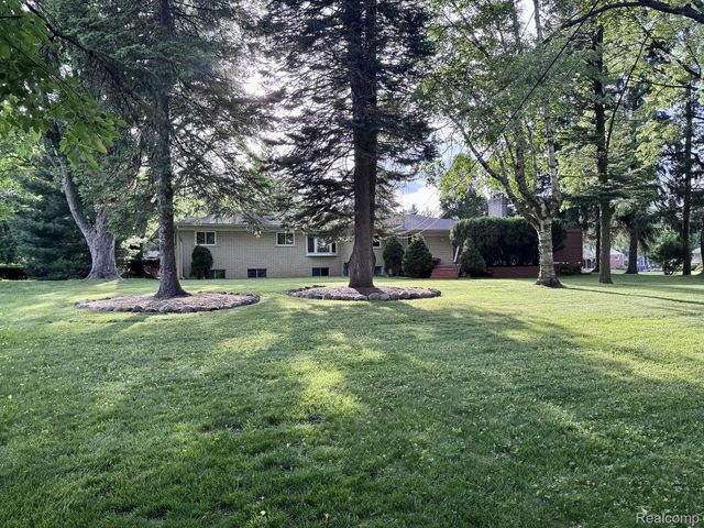 17 Avonwood Boulevard, Rochester Hills, MI 48309