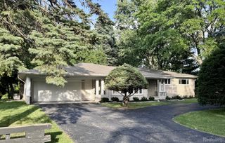 17 Avonwood Boulevard, Rochester Hills, MI 48309