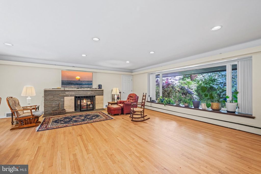 Image 18 of property listing at 717 HILLEN RD, Baltimore, MD 21286