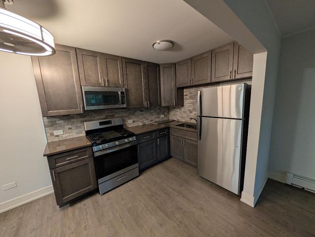 7840 W 103 Street 8, Palos Hills, IL 60465